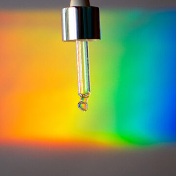 Glass dropper on a prism rainbow background Ανθρωποσοφική Θεραπεία με Φως και Χρώματα Μετάλλων: θεμελιώδης έρευνα για τις ποιότητες του χρωματιστού φωτός που βασίζεται σε μέταλλα