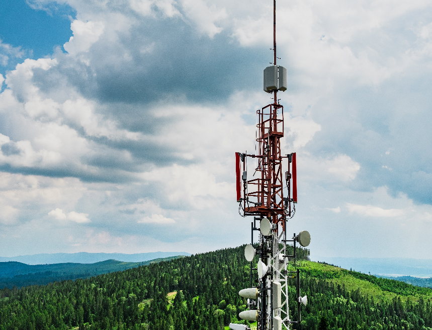Telecommunication transmitter tower with antennas of cellular communication in mountains against sky and clouds Με βιοδυναμικά σκευάσματα κατά της ακτινοβολίας των κινητών τηλεφώνων