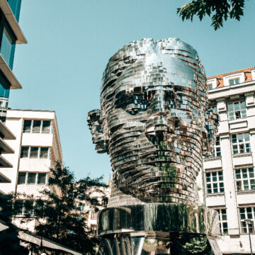 Moving mirror statue of Franz Kafka by David Cerny. Big metalmorphosis head sculpture. Μαθαίνοντας από τη ψυχρότητα της μηχανής