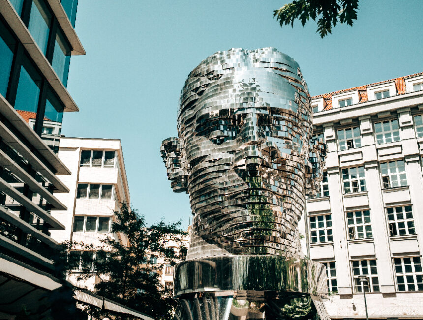 Moving mirror statue of Franz Kafka by David Cerny. Big metalmorphosis head sculpture. Μαθαίνοντας από τη ψυχρότητα της μηχανής